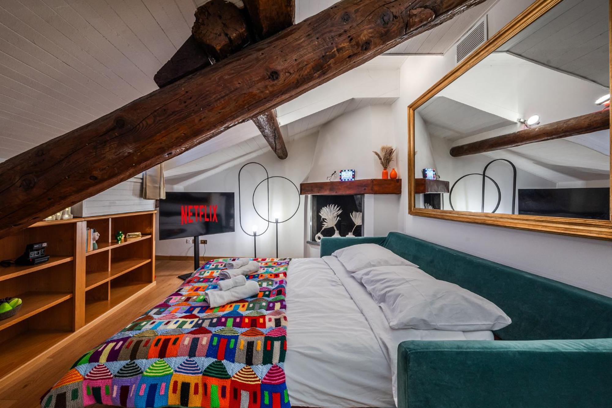 The Mirror Attic - Moscova Brera